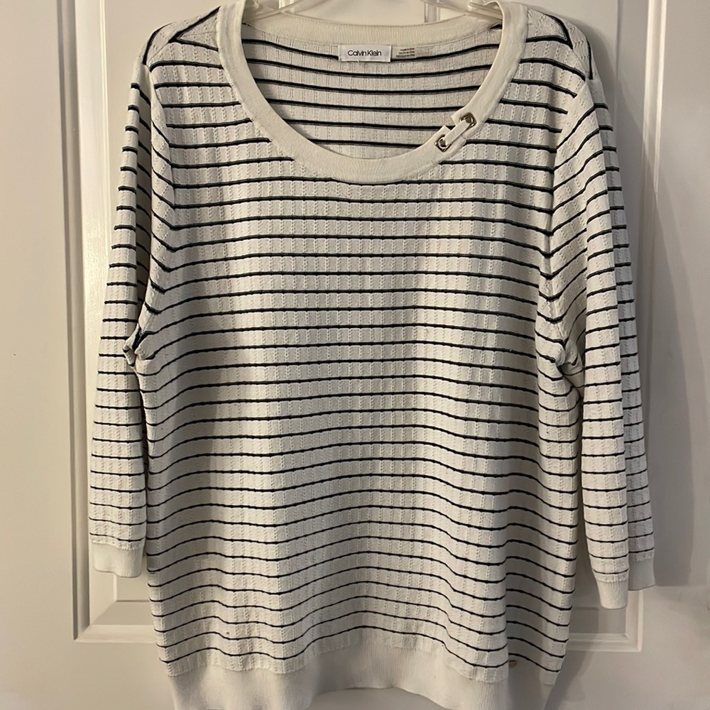 🌷4/$15 Calvin Klein - XL